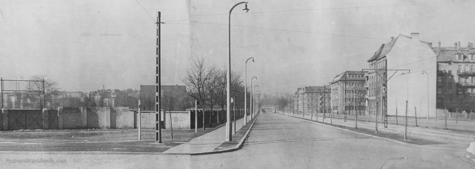Linię tramwajową zbudowano w latach 1955-57. Widoczny Bastion Grolman oraz stajnie. Zwróćcie uwagę na dawny przebieg ulicy obok hotelu Poznań.