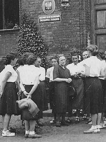 dr Maria Łowmiańska z uczennicami przed budynkiem VII Liceum Ogólnokształcące im. Dąbrówki w Poznaniu, dzisiejszej siedziby Marynki ( Poznań, 1953)