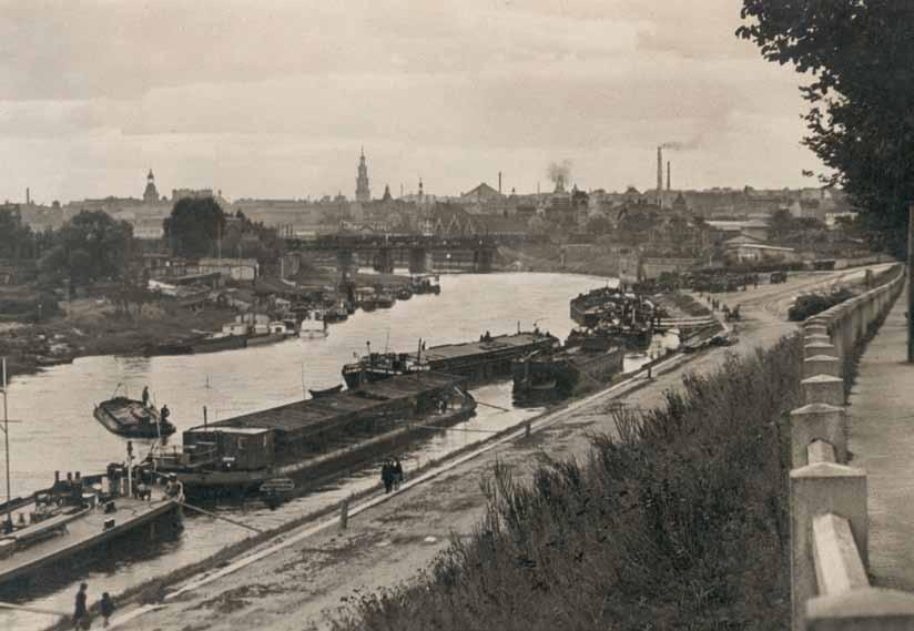 Barki na Warcie na wysokości alei Szelągowskiej, pocztówka Heinricha Hoffmanna, ok. 1941