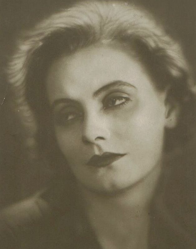 Debiutowała w 1922 r. i przez kolejne kilkanaście lat zachwycała widzów w filmach niemych i dźwiękowych takich jak „Gdy zmysły grają”