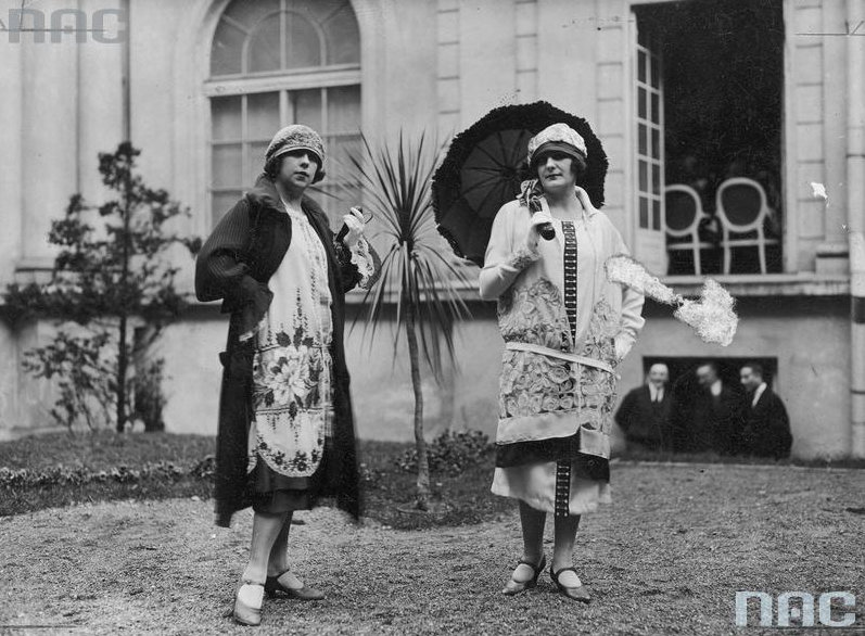 Dwie modelki podczas pokazu mody, 1925