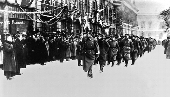 Defilada oficerów wielkopolskich na Placu Wolności w Poznaniu, na czele gen. Dowbór-Muśnicki, styczeń 1919