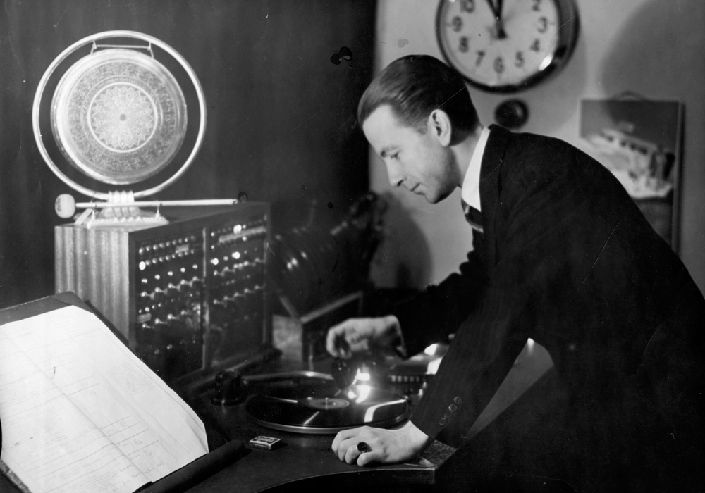 Zbigniew Świętochowski podczas nadawania koncertu z płyt w studio. Rok 1937