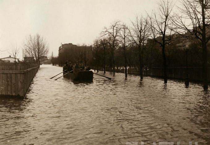 Saperzy świadczą usługi przewozowe na Dolnej Wildzie, powódź z 1924 r.