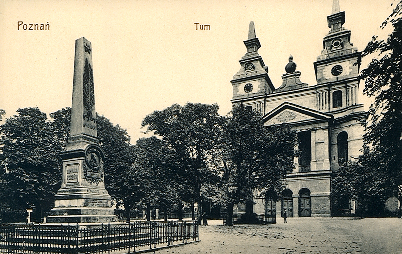 Plac przed katedrą z pomnikiem Jana Kochanowskiego, pocztówka sprzed 1913 r.
