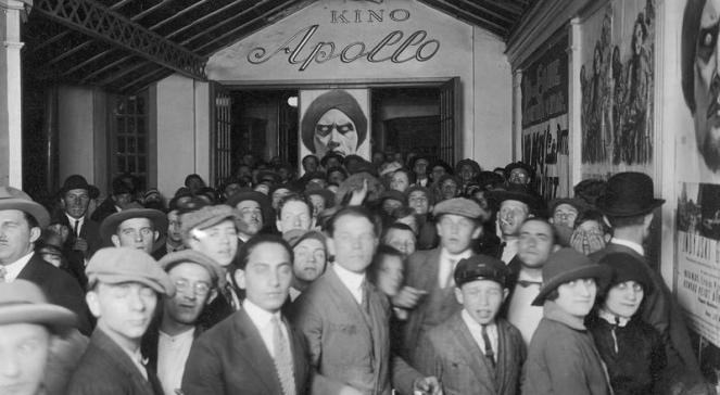 Widzowie w holu kinaApollo przy ulicy Marszałkowskiej w Warszawie, 1926 rok.