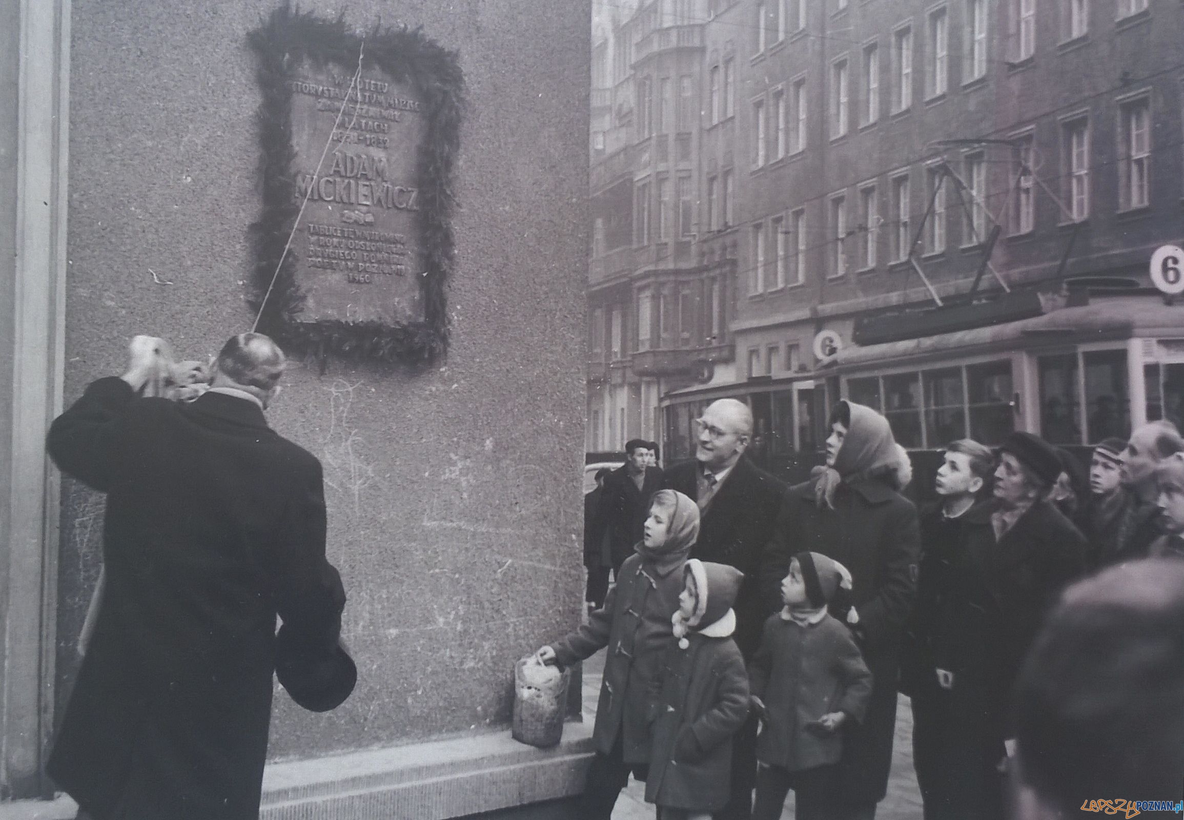 Odsloniecie tablicy upamiętniajacej pobyt Mickiewicza w Poznaniu, na budnku przy Alejach Marcinkowskiego 24.12.1960