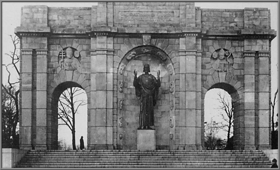 Pomnik NSPJ w Poznaniu zwany pomnikiem Wdzięczności a takze pomnikiem Chrystusa Króla