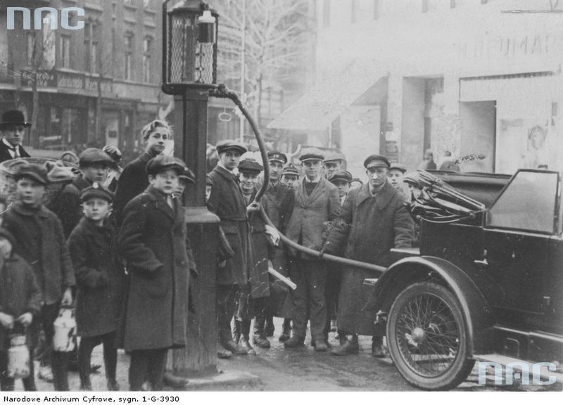 1925 Pierwszy dystrybutor paliw w Poznaniu ustawiony na pl. Wolności