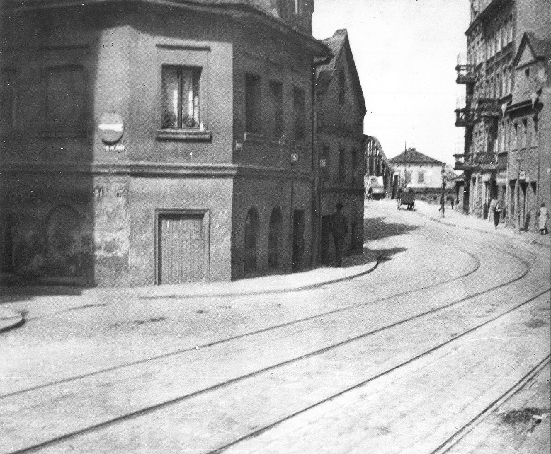 (1930) Narożnik ulic Świętego Jacka i Ostrówek, w perspektywie most Cybiński.