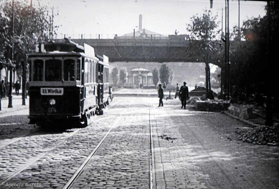 ,Poznan-w-1928-roku---ul--Dworcowa--Kadr-z-filmu